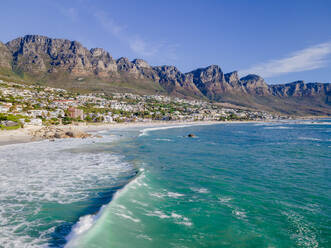 Luftaufnahme des Strandes von Camps Bay mit dem Tafelberg, Kapstadt, Südafrika. - AAEF14711