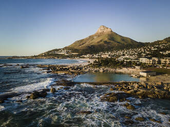 Luftaufnahme des Gezeitenteichs von Camps Bay mit dem Lion's Head im Hintergrund, Kapstadt, Südafrika. - AAEF14712