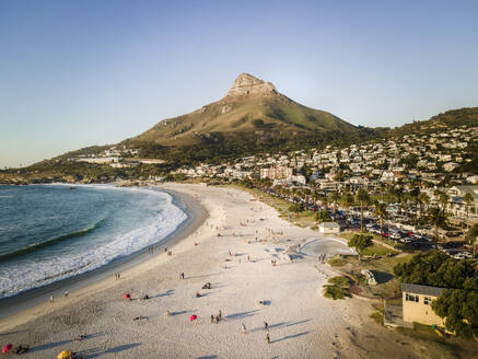Luftaufnahme des Strandes von Camps Bay mit dem Lion's Head Mountain im Hintergrund, Kapstadt, Südafrika. - AAEF14713