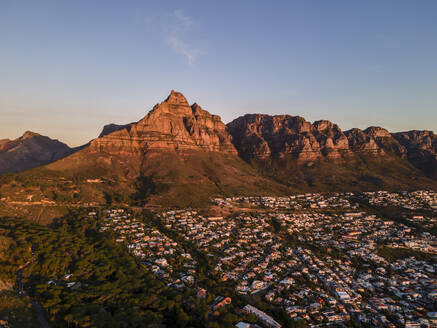 Luftaufnahme des Tafelbergs und der Camps Bay bei Sonnenuntergang, Kapstadt, Südafrika. - AAEF14717