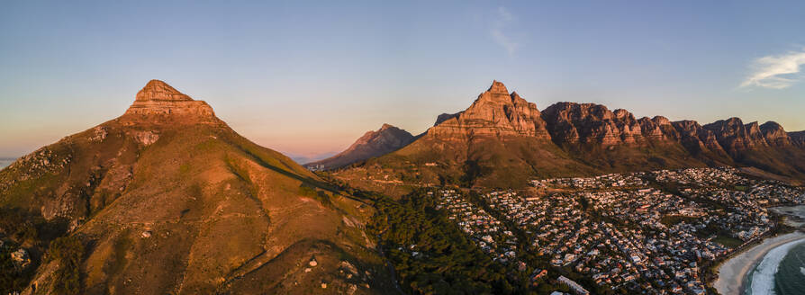 Panoramablick aus der Luft auf den Lion's Head Mountain mit dem Tafelberg und der Küste der Camps Bay bei Sonnenuntergang, Kapstadt, Südafrika. - AAEF14718