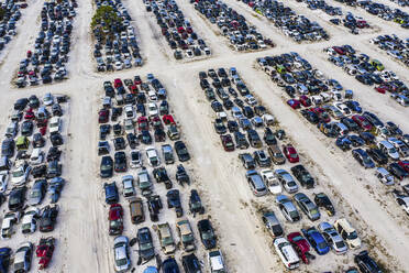 Luftaufnahme vieler Fahrzeuge auf einem Schrottplatz, Palmdale, Florida, Vereinigte Staaten. - AAEF14720