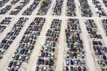 Luftaufnahme vieler Fahrzeuge auf einem Schrottplatz, Palmdale, Florida, Vereinigte Staaten. - AAEF14721