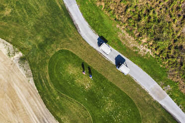 Luftaufnahme von Menschen beim Golfspielen auf dem Sandridge Golf Court, Vero Beach, Florida, Vereinigte Staaten. - AAEF14733