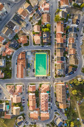 Luftaufnahme eines Fußballplatzes in einem Wohnviertel in Arrentela bei Seixal, Setubal, Portugal. - AAEF14768