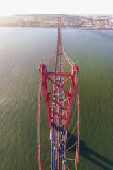 Panoramablick aus der Vogelperspektive auf die Autobahn am 25. April über die Brücke des Tejo mit der Innenstadt von Lissabon im Hintergrund, Lissabon, Portugal. - AAEF14773