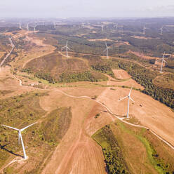 Luftaufnahme einer Windkraftanlage in der Nähe von Monte Rubio im Bezirk Faro, Region Alentejo, Portugal. - AAEF14778