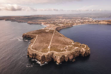 Luftaufnahme der Festung von Sagres (Fortaleza de Sagres) und des Leuchtturms auf der Klippe mit Blick auf den Atlantischen Ozean, Sagres, Region Algarve, Portugal. - AAEF14779