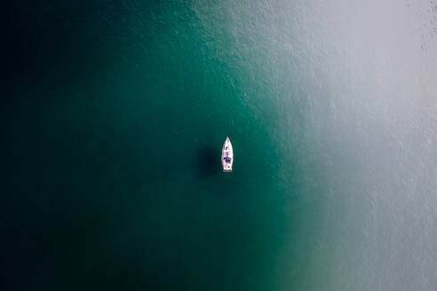 Luftaufnahme eines einsamen Motorboots auf dem Meer in der Nähe von Sagres, Region Algarve, Portugal. - AAEF14780
