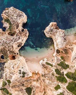 Luftaufnahme von Praia dos Pinheiros, einem wunderschönen paradiesischen Strand an der Küste mit malerischen Klippen in der Nähe von Ponta da Piedade, Lagos, Algarve-Region, Portugal. - AAEF14784