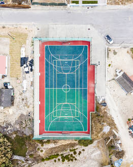 Luftaufnahme eines Basketballplatzes in Porto Palafita da Carrasquiera entlang des Flusses in Comporta, Setubal, Halbinsel Troia, Portugal. - AAEF14795