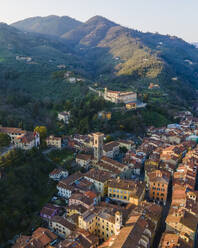 Luftaufnahme des Hauses Nazareth auf dem Berg in Pescia, Pistoia, Toskana, Italien. - AAEF14803