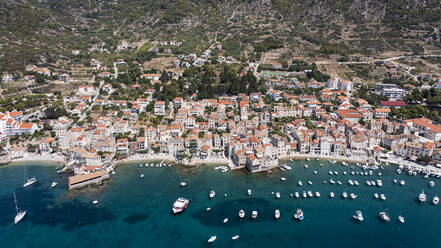 Luftaufnahme der Bucht von Komiza, Insel Vis, Kroatien. - AAEF14826
