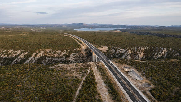 Luftaufnahme einer Autobahn und einer Gaspipeline, Prokljan, Kroatien. - AAEF14831