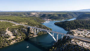 Luftaufnahme der Brücke über den Fluss Krka, Skradin, Kroatien. - AAEF14832