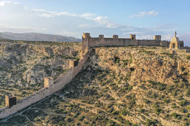 Luftaufnahme der Muralla de Jairán, die die Festung und das Denkmal des Cerro San Cristobal in Almería, Andalusien, Spanien, verbindet. - AAEF14835