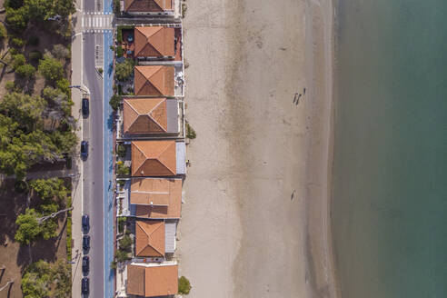 Luftaufnahme des Strandes an der Küste von Grosseto, Toskana, Italien. - AAEF14851