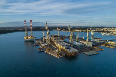 Luftaufnahme des Hafens von Pula und einer Werft, Pula, Istrien, Kroatien. - AAEF14862