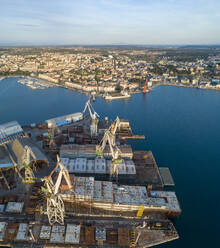 Panoramaluftaufnahme des Hafens von Pula mit Hafen und Werft, Pula, Istrien, Kroatien. - AAEF14863