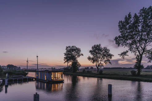 Beleuchtetes Hausboot auf der Yser bei Sonnenuntergang - MFF09150