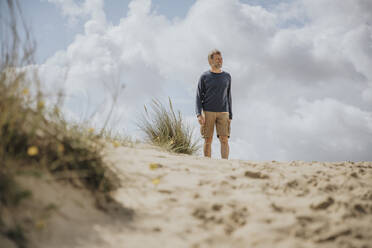 Älterer Mann auf einer Sanddüne stehend - MFF09171