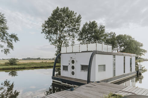 Hausboot am Steg der Yser vertäut - MFF09177