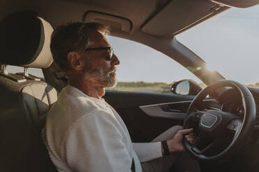 Älterer Mann mit Sonnenbrille am Steuer eines Autos - MFF09232