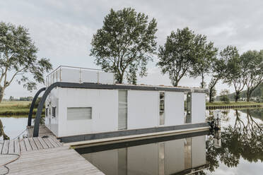 Hausboot mit Spiegelung auf der Yser - MFF09248