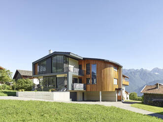 Österreich, Tirol, Fassade einer modernen Villa - CVF02009