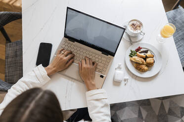 Geschäftsfrau mit Laptop im Restaurant - JRVF03116