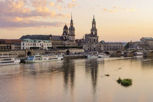 Deutschland, Sachsen, Dresden, Altstadt am Wasser in der Abenddämmerung - ZMF00504