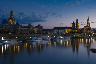 Deutschland, Sachsen, Dresden, Altstadt am Wasser bei Nacht - ZMF00505