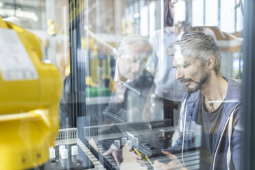 Ingenieure testen Industrieroboter in Glaskabine - WESTF24882