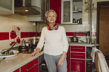 Lächelnde ältere Frau an der Küchentheke - OSF00195
