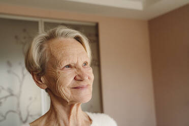 Lächelnde ältere Frau mit kurzen weißen Haaren zu Hause - OSF00211