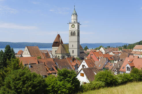 Deutschland, Baden-Württemberg, Uberlingen, Glockenturm der Kirche Sankt Nikolaus und umliegende Häuser - WIF04530