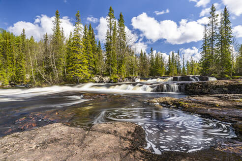 Schweden, Dalarna, Langzeitbelichtung des Wasserfalls Fjatfallen - STSF03277