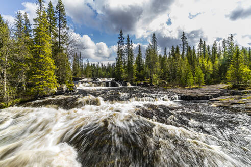 Schweden, Dalarna, Langzeitbelichtung des Wasserfalls Fjatfallen - STSF03278