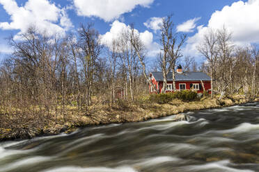 Schweden, Bezirk Jamtland, Abgelegenes Haus am Flussufer im Herbst - STSF03279