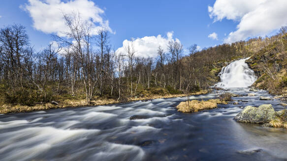 Schweden, Bezirk Jamtland, Langzeitbelichtung des Wasserfalls Anderssjoafallet im Herbst - STSF03280