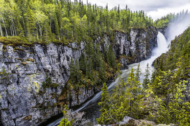 Schweden, Bezirk Jamtland, Wasserfall Hallingsafallet und umliegende Landschaft - STSF03284