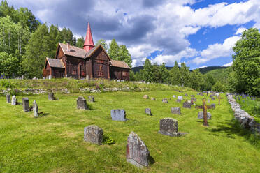 Norwegen, Viken, Rollag, Friedhof vor einer mittelalterlichen Stabkirche im Sommer - STSF03294