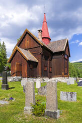 Norwegen, Viken, Rollag, Grabsteine vor einer mittelalterlichen Stabkirche im Sommer - STSF03295