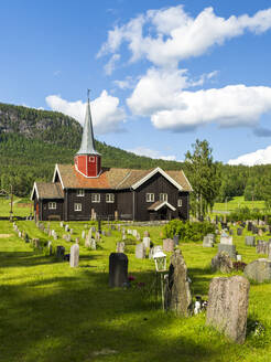 Norwegen, Viken, Flesberg, Friedhof vor der mittelalterlichen Stabkirche im Sommer - STSF03296