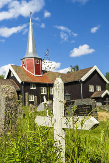 Norwegen, Viken, Flesberg, Mittelalterliche Stabkirche im Sommer mit Gräbern im Vordergund - STSF03297
