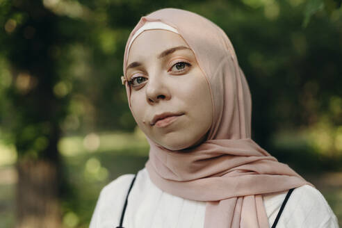 Junge Frau mit Hidschab in einem öffentlichen Park - KASF00003