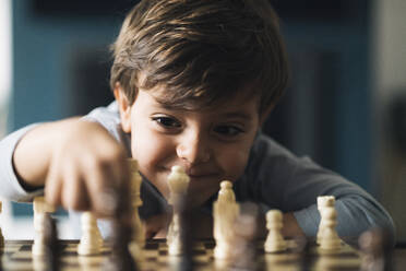 Junge spielt Schach zu Hause - IFRF01707
