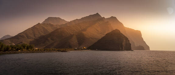 Blick auf die Küstenlinie und die Berge im Hintergrund während der goldenen Stunde, Puerto de La Aldea, Gran Canaria, Kanarische Inseln, Spanien, Atlantik, Europa - RHPLF22094