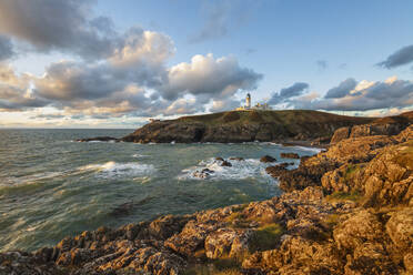 Killantringan-Leuchtturm am Black Head und felsige Küste bei Sonnenuntergang, Portpatrick, Dumfries und Galloway, Schottland, Vereinigtes Königreich, Europa - RHPLF22100