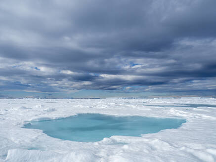 Ein Schmelzwasserbecken auf dem Meereis des ersten Jahres in der Nähe von Snow Hill Island, Weddellmeer, Antarktis, Polarregionen - RHPLF22108